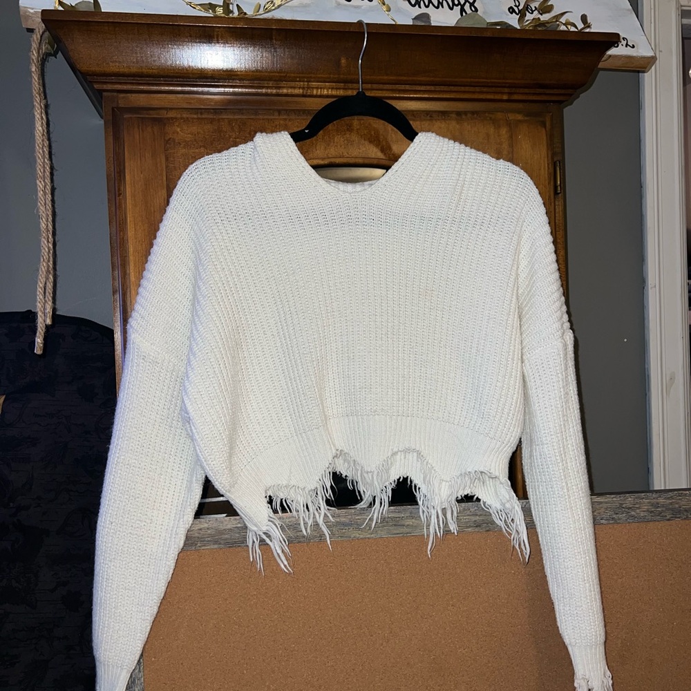 Stylish White Frayed Hem Crop Top